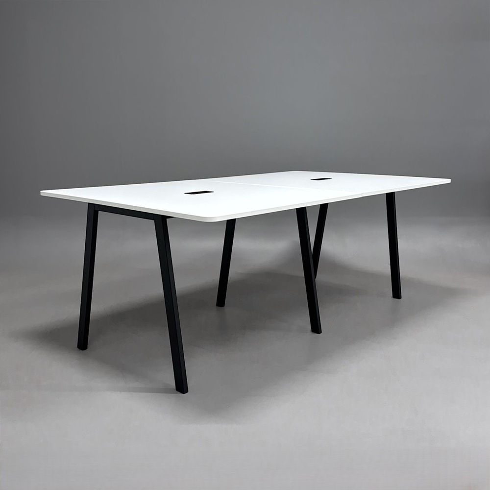 Begagnat projektbord Collaborate från EFG. Med vit skiva med svarta ben och är utrustat med två powerboxar. Mått: Bredd 240 cm, Djup 140 cm, Höjd 90 cm. 