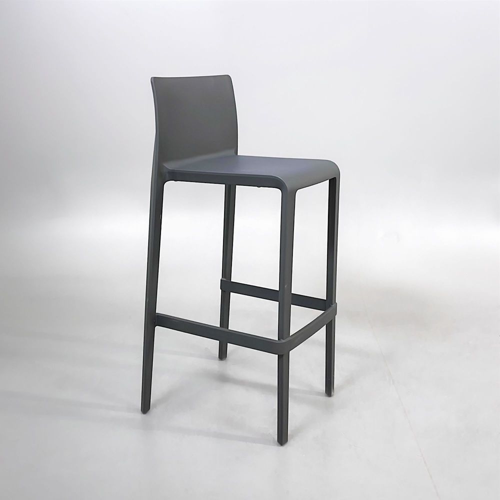 Begagnad barstol från Pedrali, modell Volt. Tillverkad i grått slitstarkt polypropen, med fotstöd.  Mått: Bredd 47 cm, Djup 48 cm, Höjd 100 cm, Sitthöjd 76 cm. 