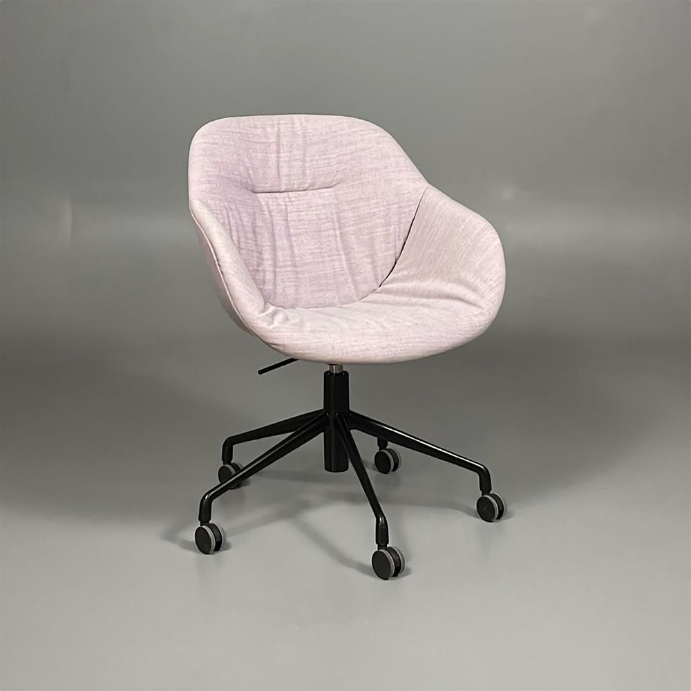 Begagnad stol med hjul från HAY, modell AAC153 soft i ljuslilafärgad klädsel och svart underrede. Mått: bredd 62 cm, djup 63 cm, justerbar sitthöjd mellan 42 till 56 cm.