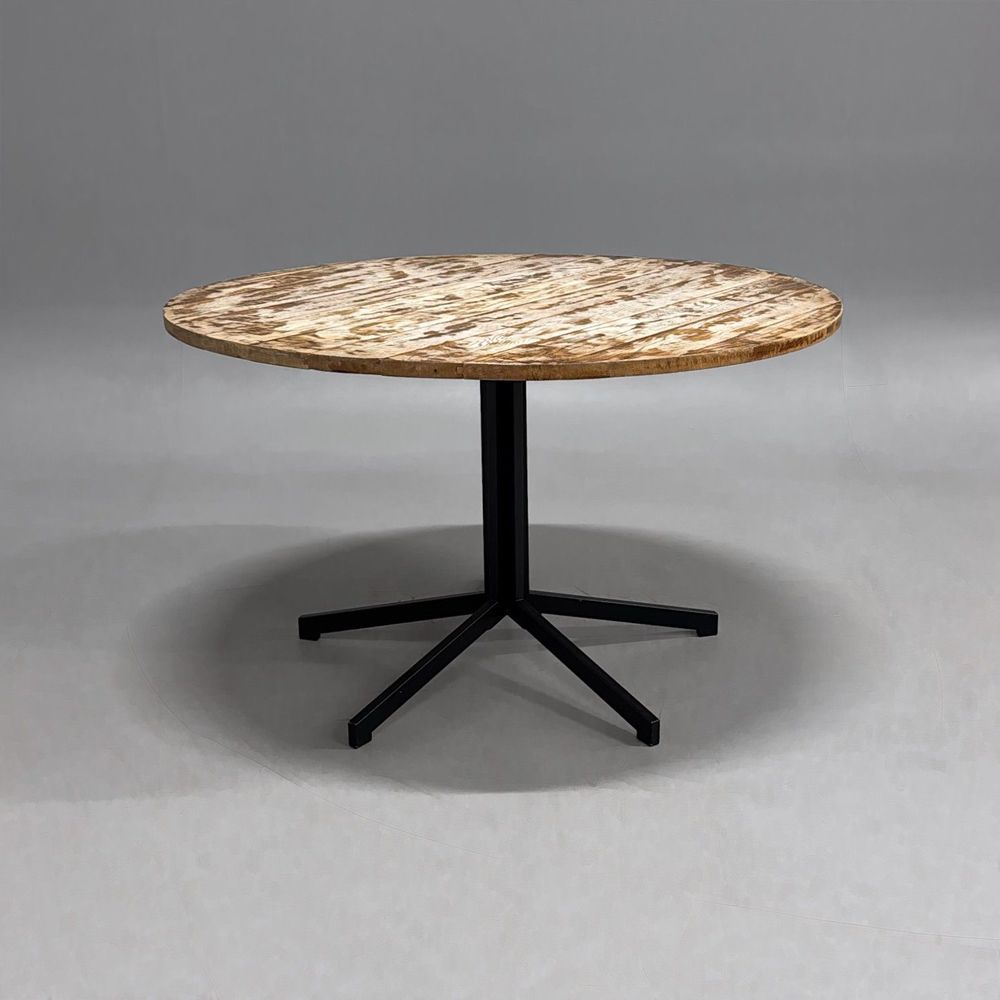 Begagnat runt cafébord Madison från Johanson Design. Brun träskiva med ett svart underrede. Mått: Diameter 120 cm och höjd 72 cm.