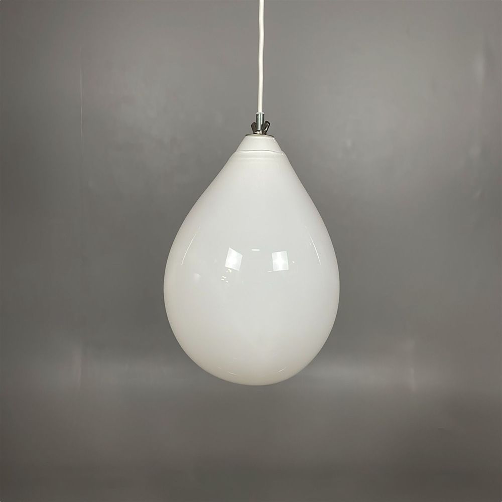Begagnad vit taklampa 010 från A-B-C med handblåst opalglasskärm, vit gummikabel. Mått: diameter 25 cm och höjd 45 cm. 