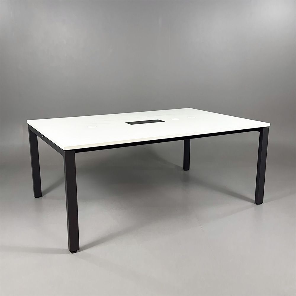 Begagnat rektangulärt konferensbord från Steelcase. Med vit bordsskiva och mörkgrått stativ. Utrustad med kabellucka och kabelhål. Mått: Bredd 180 cm, Djup 120 cm, Höjd 72 cm. 