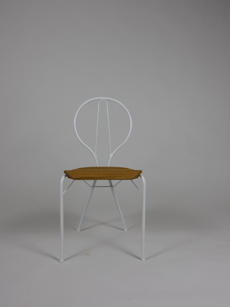 Begagnad utestol Pia från Gärsnäs. Med vitlackerade stålrör med sits av oljad ek. Mått: B43xD48xH85cm, SH45 cm.