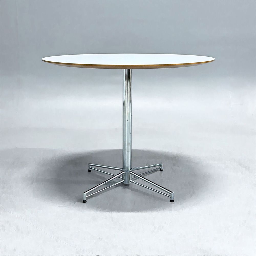 Begagnat cafébord X-bone från Johanson Design. Rund skiva i vitt med synlig träkant och ett kromat stativ. Mått: Diameter 90 cm, Höjd 72 cm.