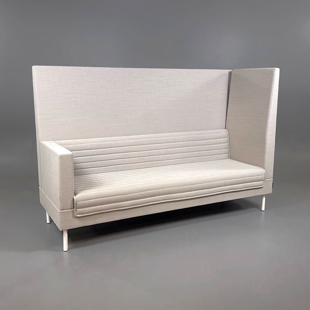 Begagnad soffa med hög rygg Smallroom Plus från Offecct I beige tyg med vita ben. Mått:  bredd 200 cm, djup 70 cm, Höjd 133 cm, Sitthöjd 44 cm. 