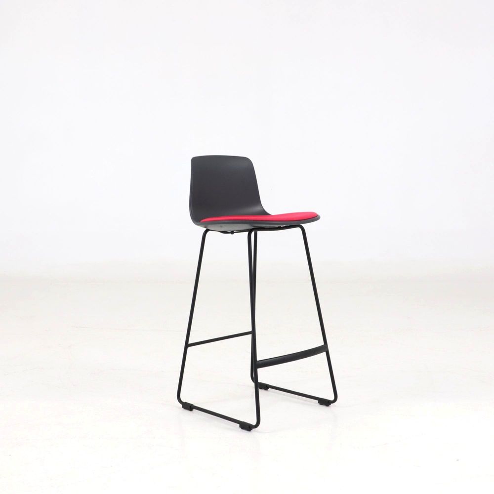 Begagnad barstol Lottus från Enea i svart med röd sits. Mått: Sitthöjd 66 cm och total höjd 88 cm.
