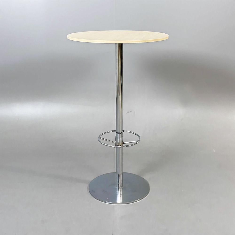 Begagnat barbord med en höjd på 110 cm och diameter på 70 cm. Bordsskivan är gjort av björklaminat och stativet är i kromfärg. Perfekt för sociala ytor.
