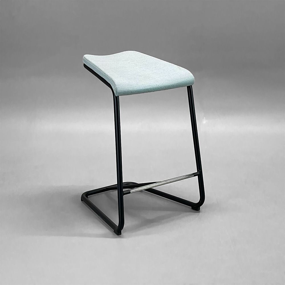 Begagnad barstol Add från Lammhults med ljusblå klädd sits i tyg och svart underrede. Mått: Bredd 46 cm, djup 47 cm och sitthöjd 63 cm. 