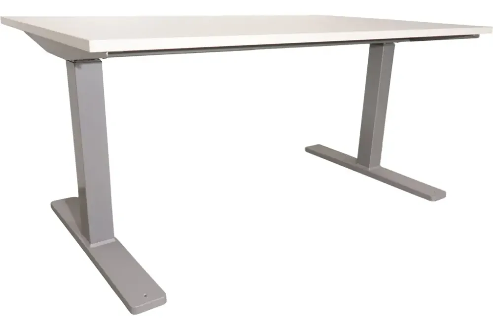 Höj- och sänkbart elstativ från Kinnarps i silver. Justerbar höjd mellan 60 till 124 centimeter, bredd är 131 cm, djup 70 cm.