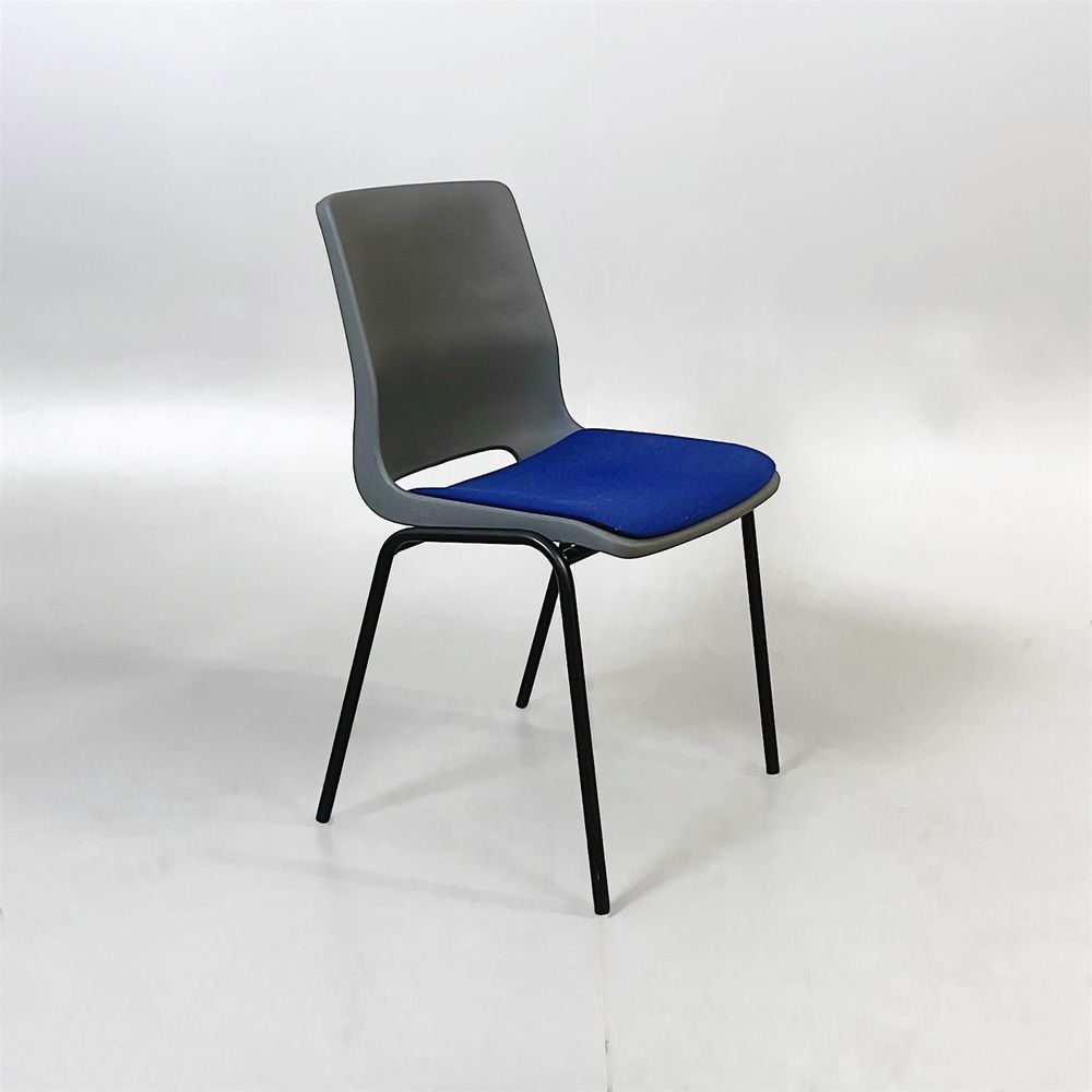 Begagnad grå stol från RBM, modell Ana 4340S. I grått med sittdyna i blått, på svarta ben. Bredd är 49 cm och höjd 83 cm.