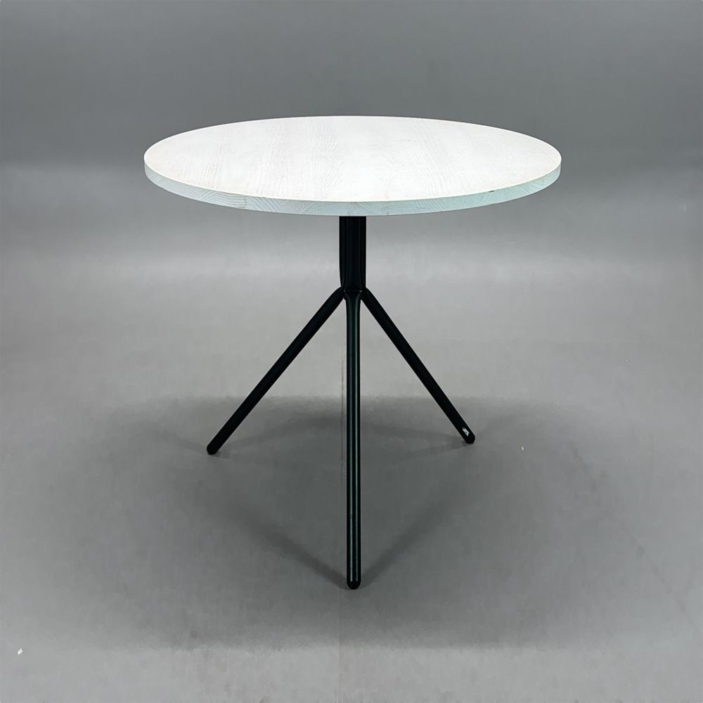 Begagnat cafébord Straw från Blå Station, med rund vitlaserad askskiva och mörkgrönt pelarstativ. Måtta: Diameter 75 cm och höjd 72 cm.