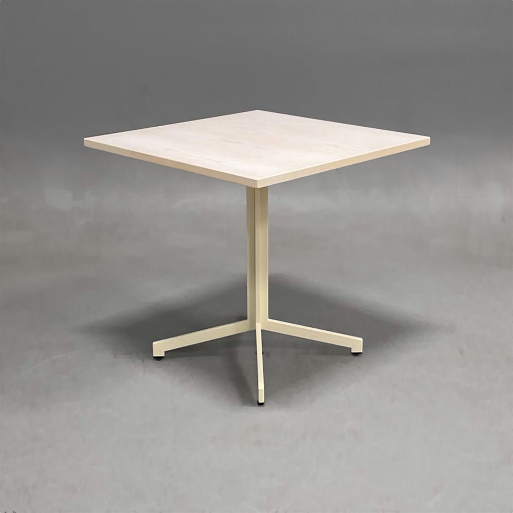 Begagnat cafébord Madison från Johanson Design. Bordsskiva i vitbetsad ask och beige stativ. Mått: bredd 70 cm x djup 70 cm x höjd 69 cm. 