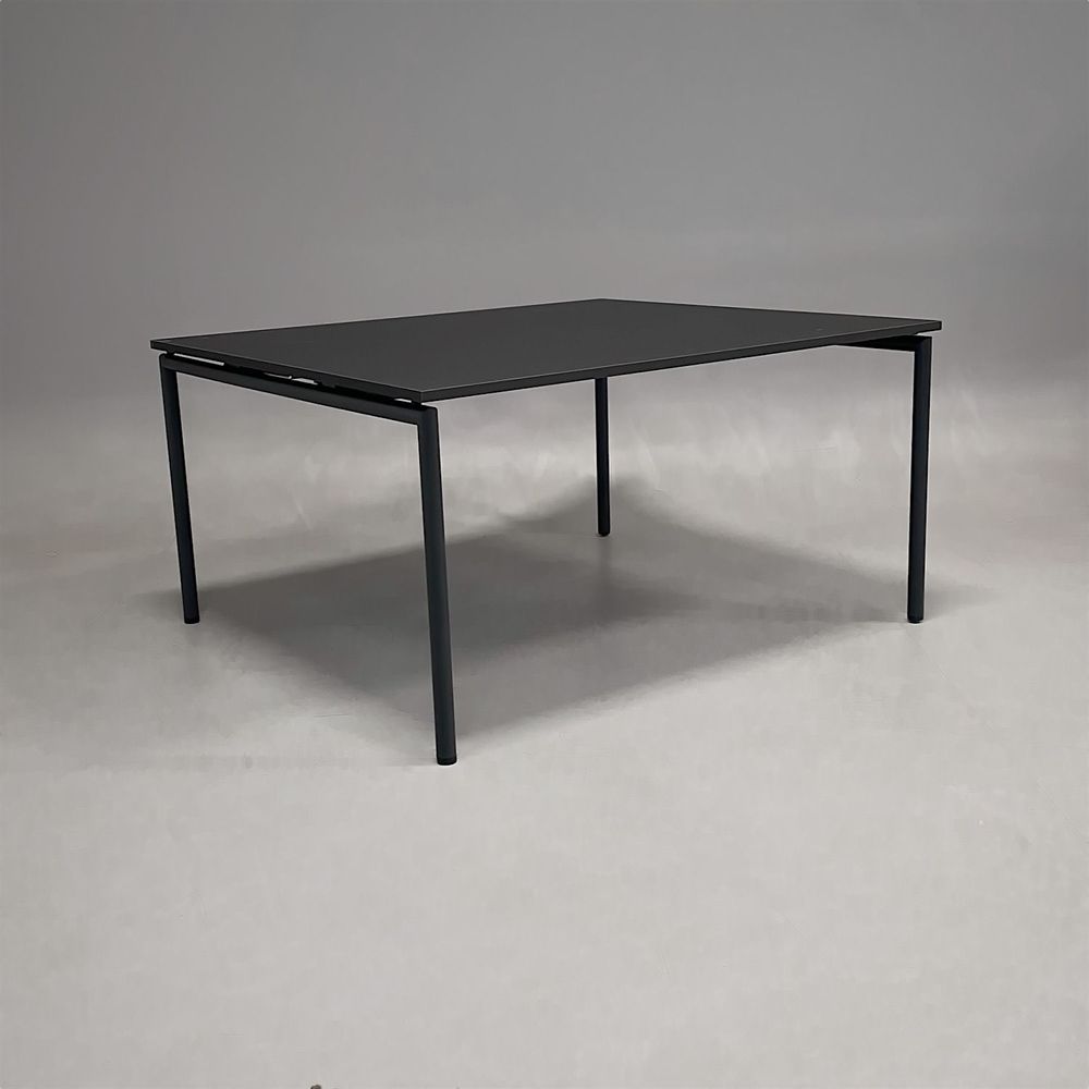 Begagnat hopfällbart bord från Four Design, modell Meeting. Färg: Svart. Mått: Bredd 140 cm, Djup 125 cm, Höjd 72 cm.