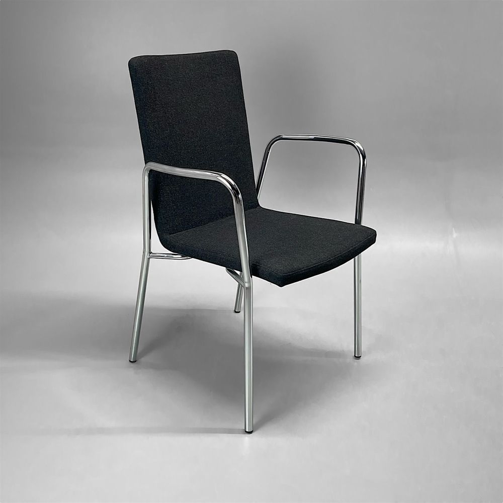 Begagnad konferensstol från Skandiform, modell Max. Den har en stilren mörkgrå klädsel och kromdetaljer samt armstöd. Bredd 61 cm, Djup 55 cm, Höjd 88 cm, Sitthöjd 45 cm. 