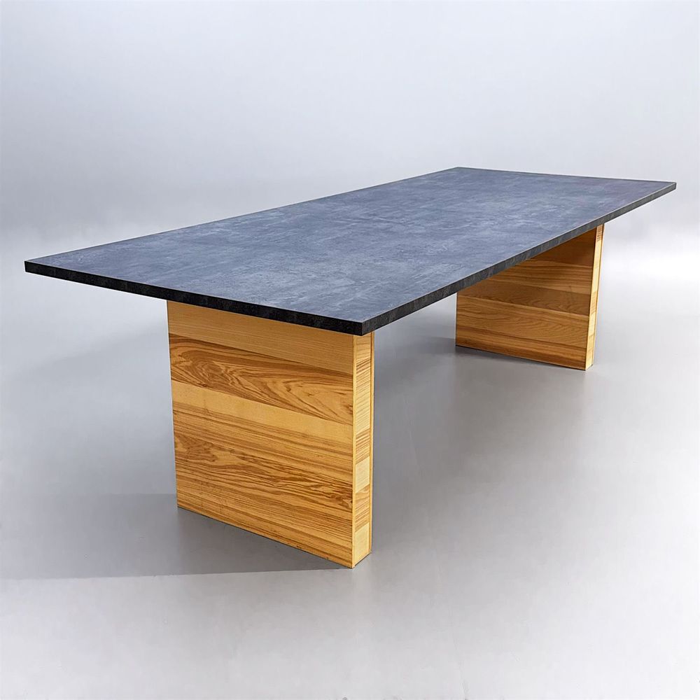 Begagnat konferensbord med bordsskivan i grå betonglaminat och träklädda ben. Mått: bredd 240 cm, djup 100 cm, höjd 72 cm. 
