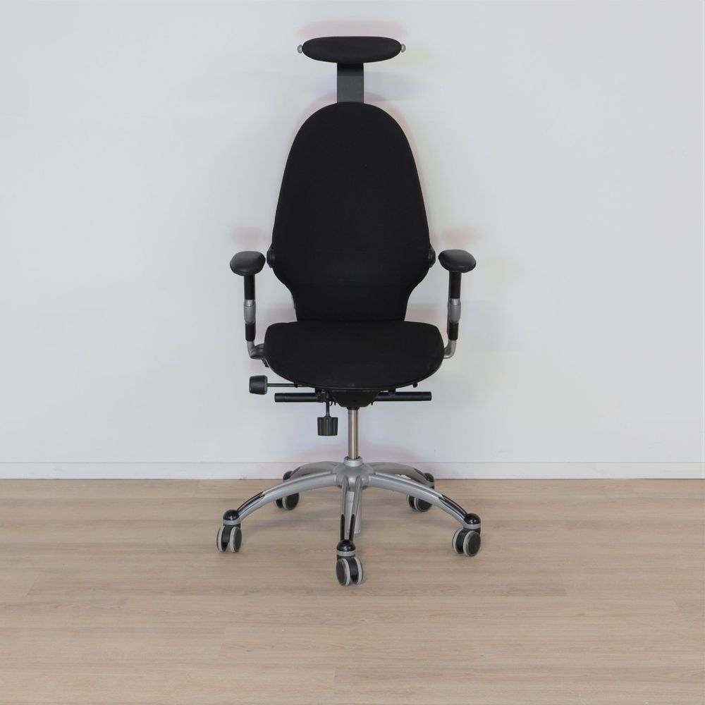 Begagnad kontorsstol med nackstöd Extend 120 Large från RH i svart. Mått: Sitthöjd: 40 – 51 cm, Ryggstödets höjd: 62 cm, Ryggstödets bredd: 44 cm.