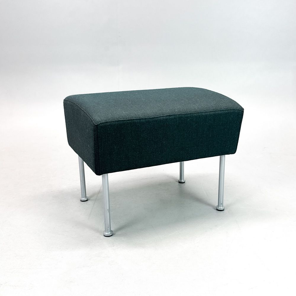 Begagnad fotpall Cinema från Lammhults i mörkgrönt tyg, silvrigt stativ. Mått: bredd 52 cm, djup 43 cm och höjd 42 cm.