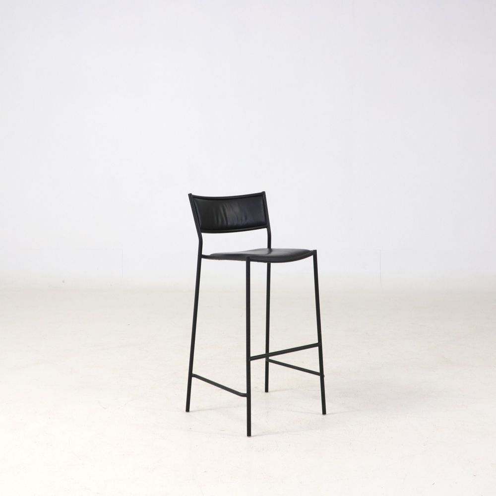 Begagnad barstol Jig från Massproductions i svart. Mått: Sitthöjd 74 cm, höjd 99 cm, sittbredd 40 cm och sittdjup 40 cm. 
