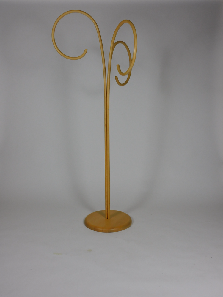 Klädhängare från Gärsnäs modellen Loop Ask. Tillverkad av massiv ask. Mått på produkten är diameter på 73 cm och höjd på 190 cm. 