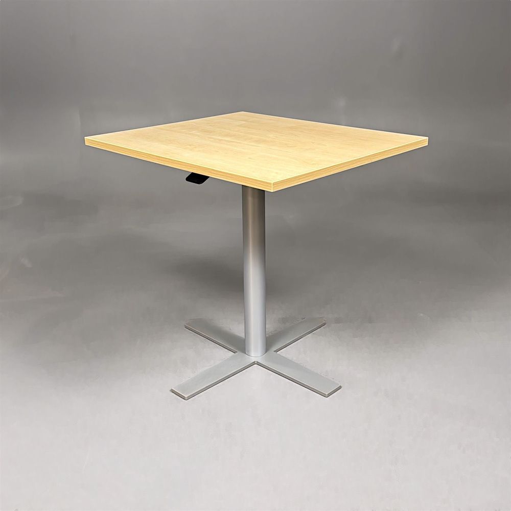 Begagnat höj- och sänkbart bord Ceasar från EKV i ask med silverfärgat stativ. Mått: bredd 70 cm, djup 60 cm, höjd 66 cm - 106 cm. 