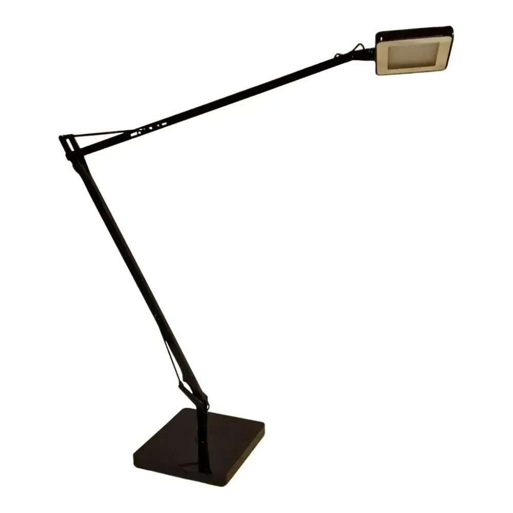 Begagnad skrivbordslampa Kelvin LED Base i från Flos i svart. Mått: Höjd 94 cm x Bredd 17 cm x Djup 56 cm. 