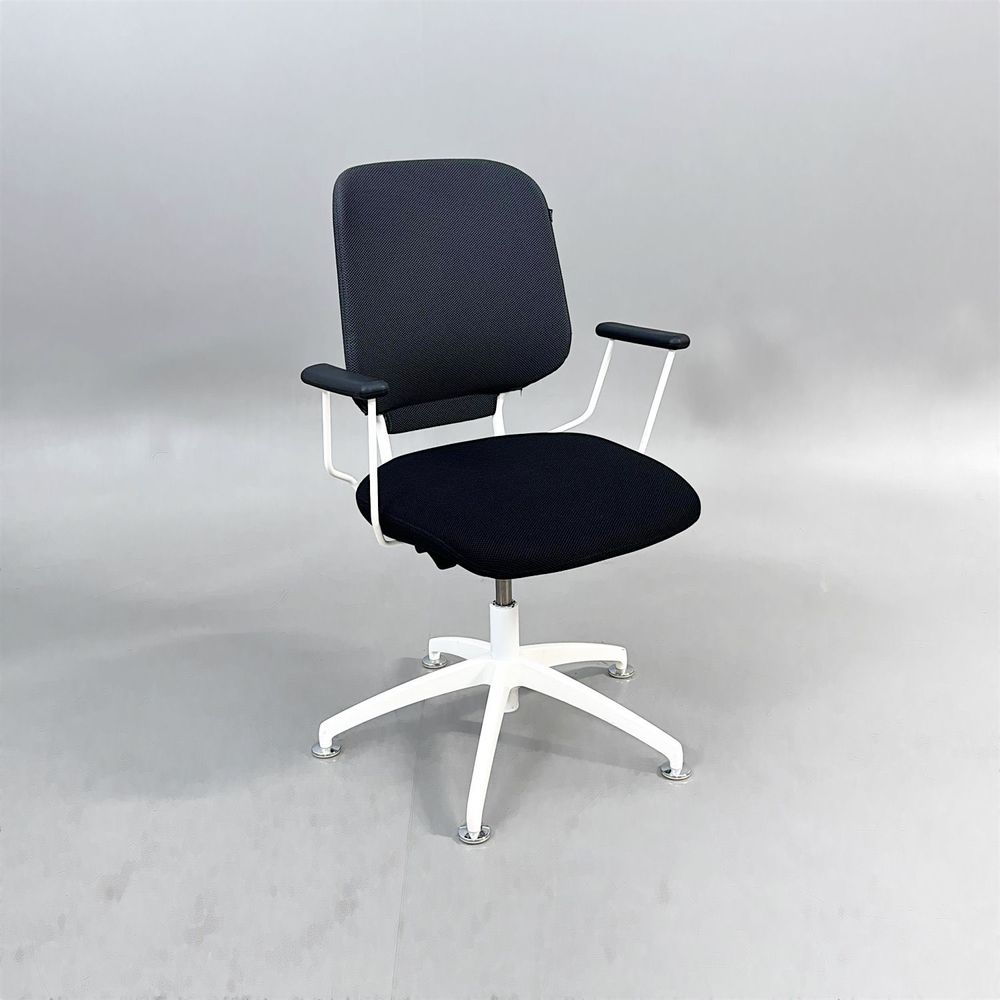 Begagnad konferensstol Invite från Savo med svart sits, mörkgrå rygg, vitt underrede och armstöd. Sitthöjd 41–52 cm.