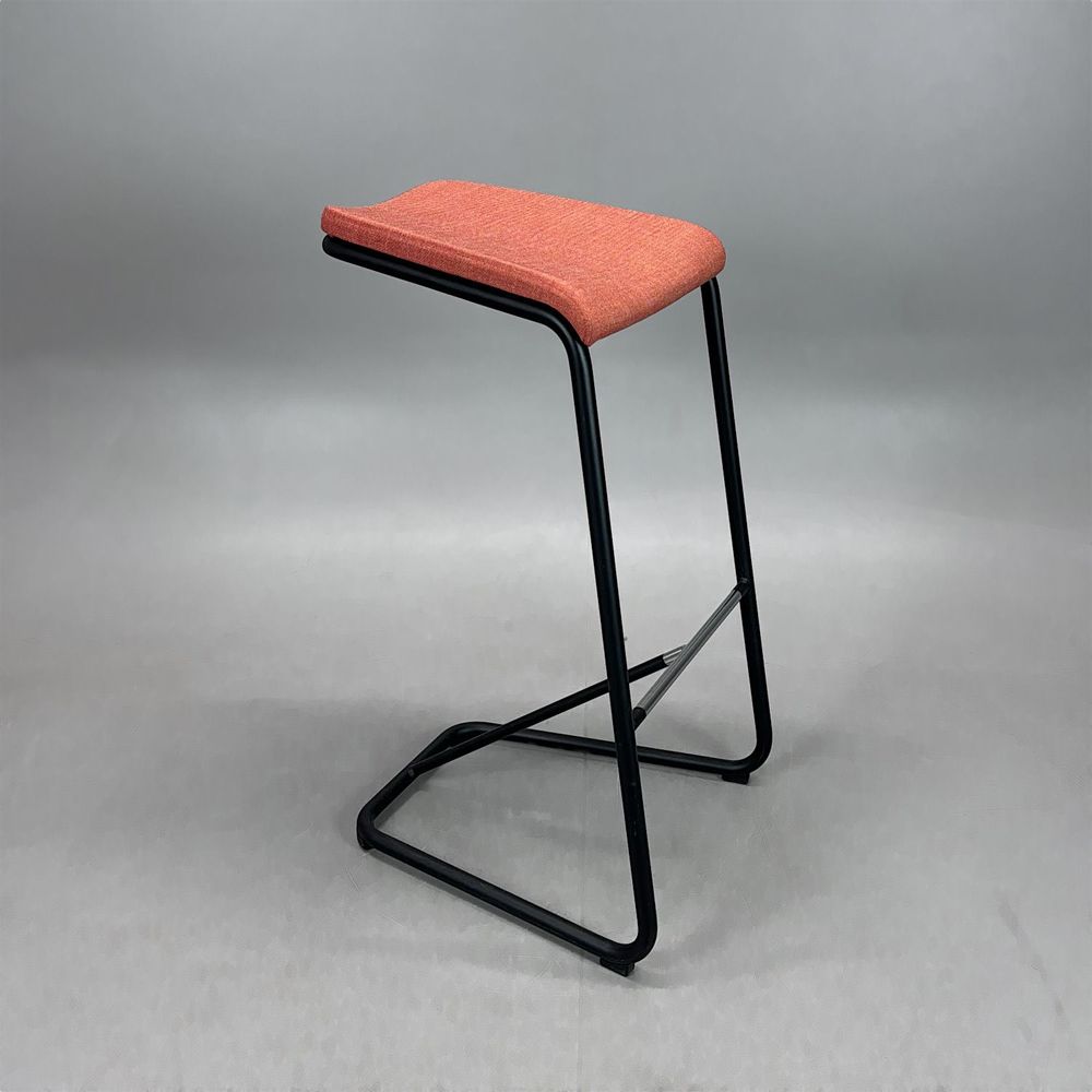 Begagnad barstol Add från Lammhults i rött/teracotta tyg och svart stativ. Mått: bredd 46 cm, djup 47 cm och höjd 78 cm. 