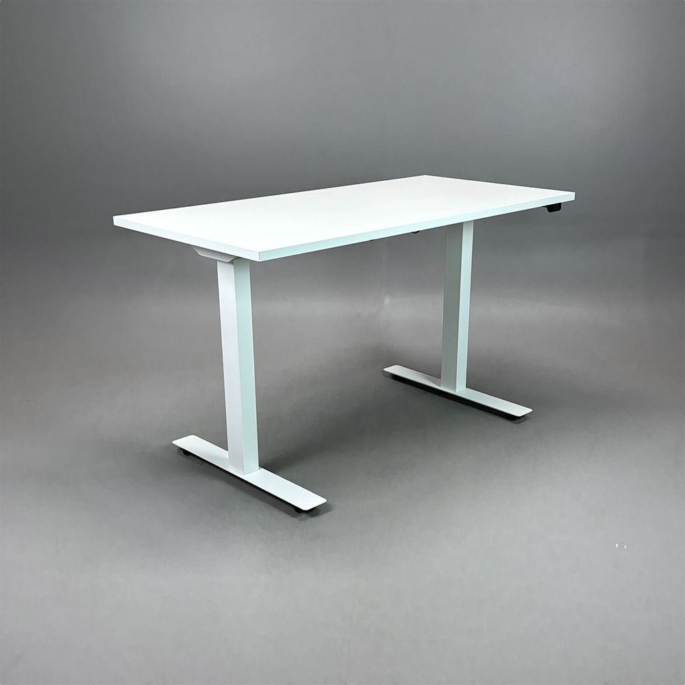 Begagnat höj och sänkbart skrivbord från Lotus Furniture i vitt. Mått: bredd 120 cm, djup 60 cm och justerbar höjd 70 - 120 cm.