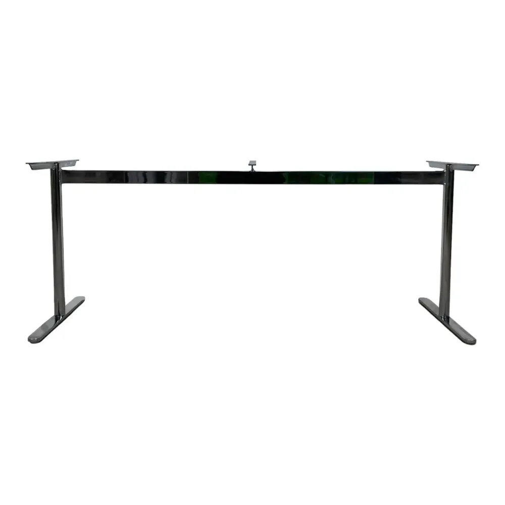 Begagnat bordsstativ i krom från Gärsnäs. Mått: Höjd 71 cm x Bredd 173 cm x Djup 55 cm. 