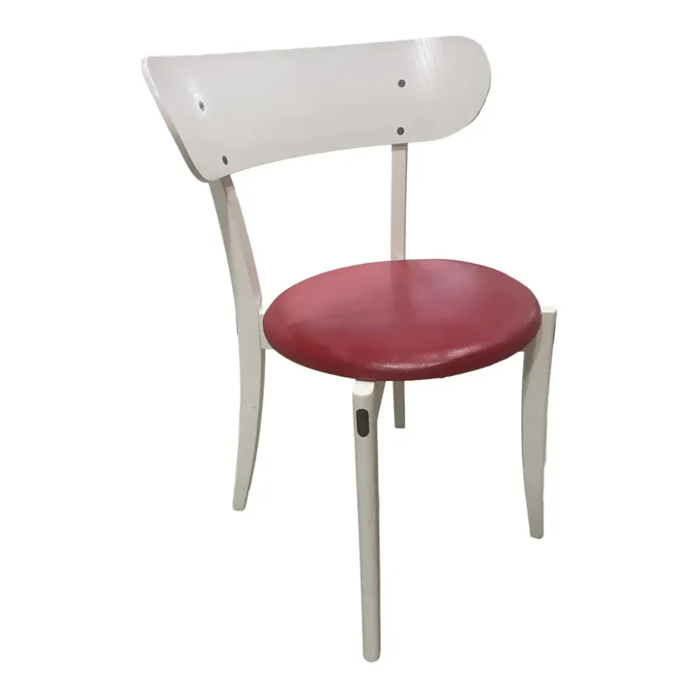 Begagnad matstol från Kinnarps, modell Polett. I vit med röd sittdyna. Mått: Höjd 78 cm, Bredd 55 cm, Djup 44 cm.