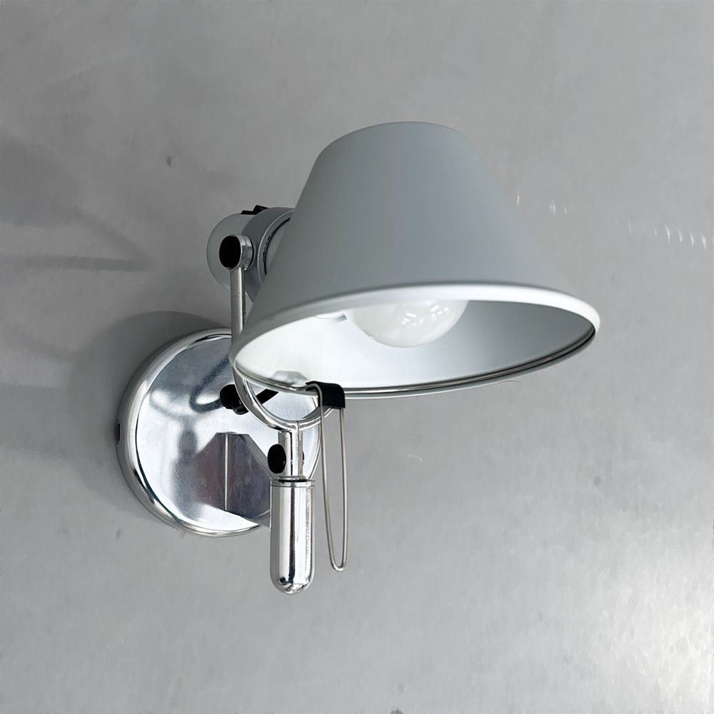Begagnad vägglampa Tolomeo Faretto i aluminium från Artemide. Mått: Djup 25 cm, Höjd 23 cm. 