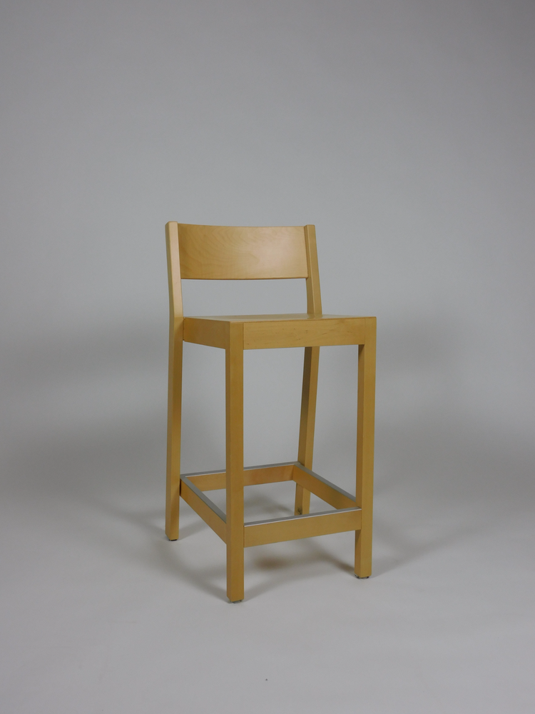 Begagnad barstol Akustik från Gärsnäs i Björk. Mått: Bredd 43,4 cm x Djup 48,1 cm x Höjd 88 cm, Sitthöjd 65 cm. 