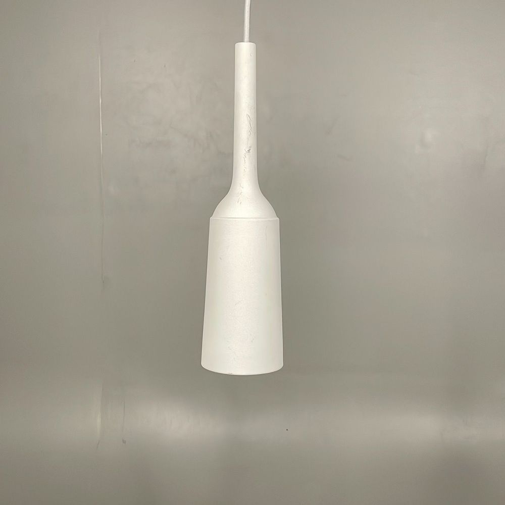 Begagnad taklampa från Menu, modell Douwes. Färgen är ljusgrå. Mått: diameter 9 cm, höjd 21 cm. Lampan har en elegant design som ger ett mjukt ljusflöde.