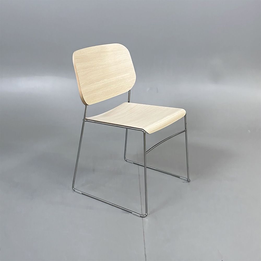Begagnad stol från Offecct. Modell: Lite. Färg/material: vitpigmenterad eklaminat, stativ i krom. Mått (cm): Bredd 51 x Djup 54 x Höjd 78; Sitthöjd 45.