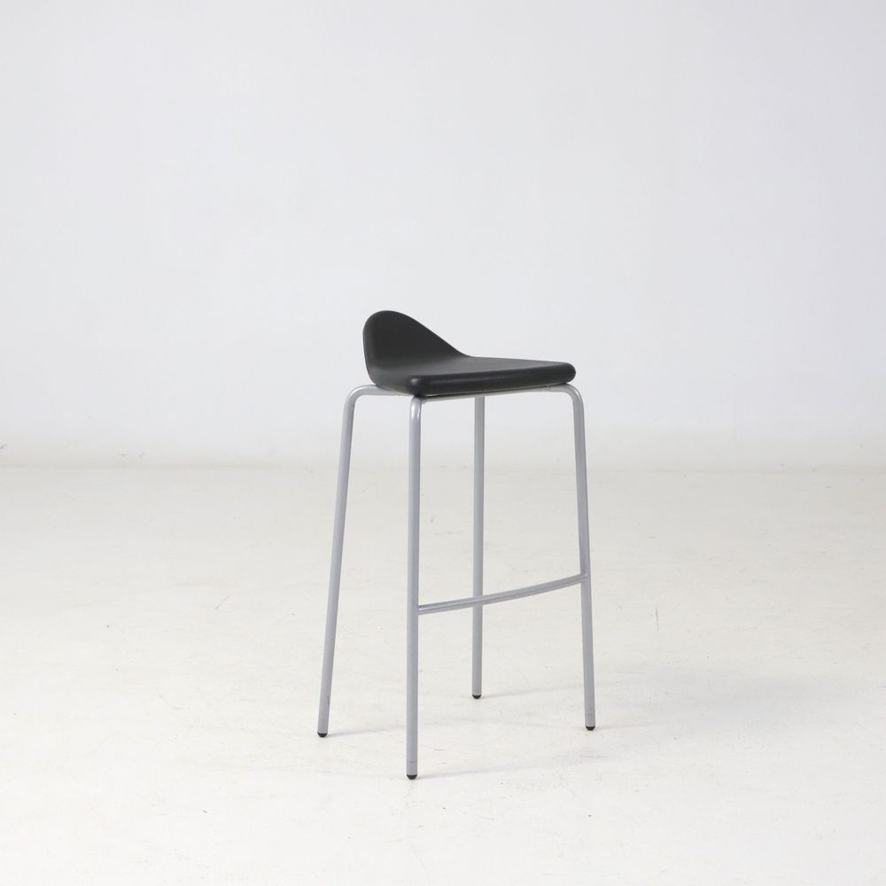 Begagnad barstol Plektrum från Materia i svart. Mått: sitthöjd 78 cm. Mått: höjd 87 cm, bredd 45 cm och djup 43 cm.