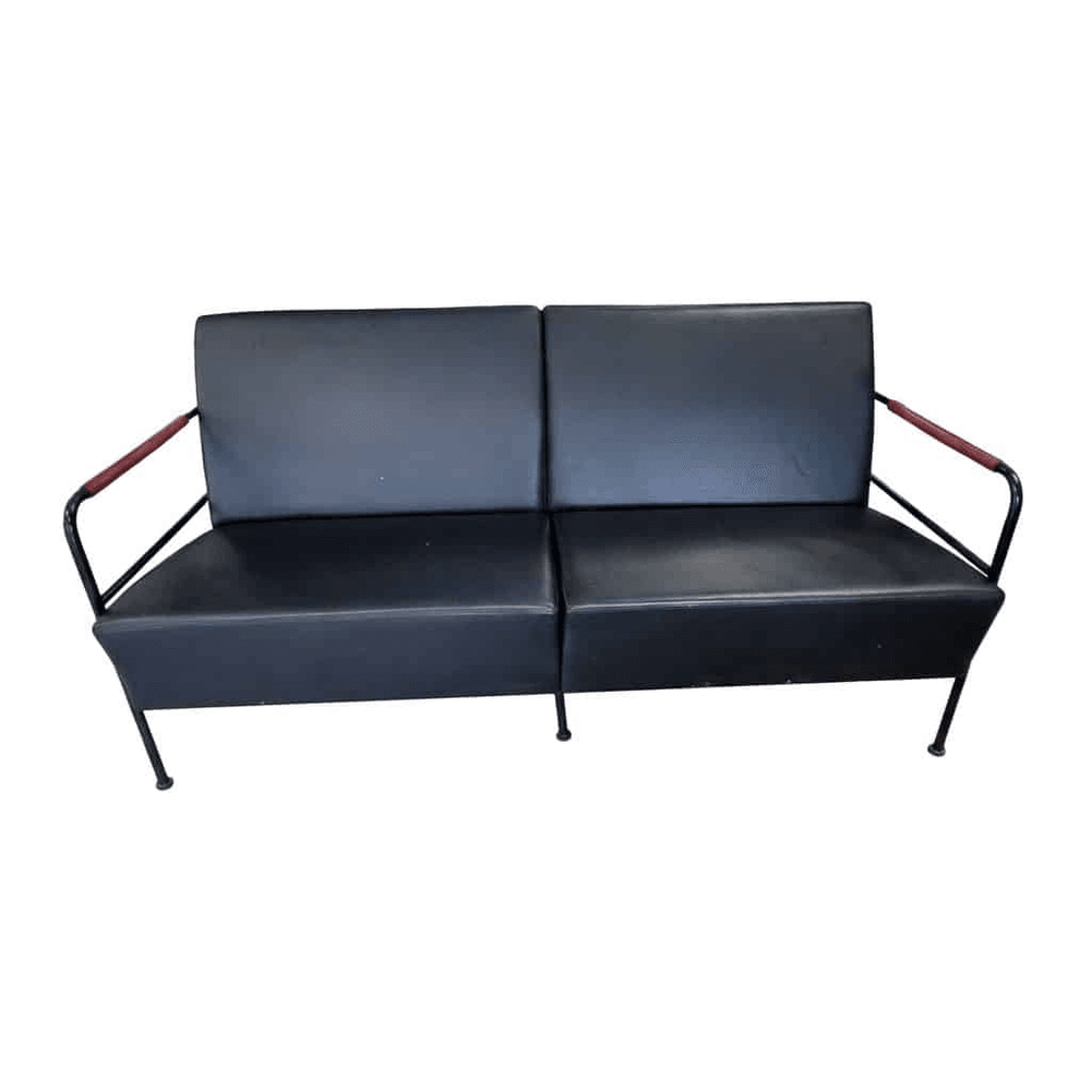Begagnad soffa Cinema från Lammhults i svart läder, pulverlackerat stålrörsram. Mått: Höjd 79 cm, Bredd 150 cm, Djup 75 cm.
