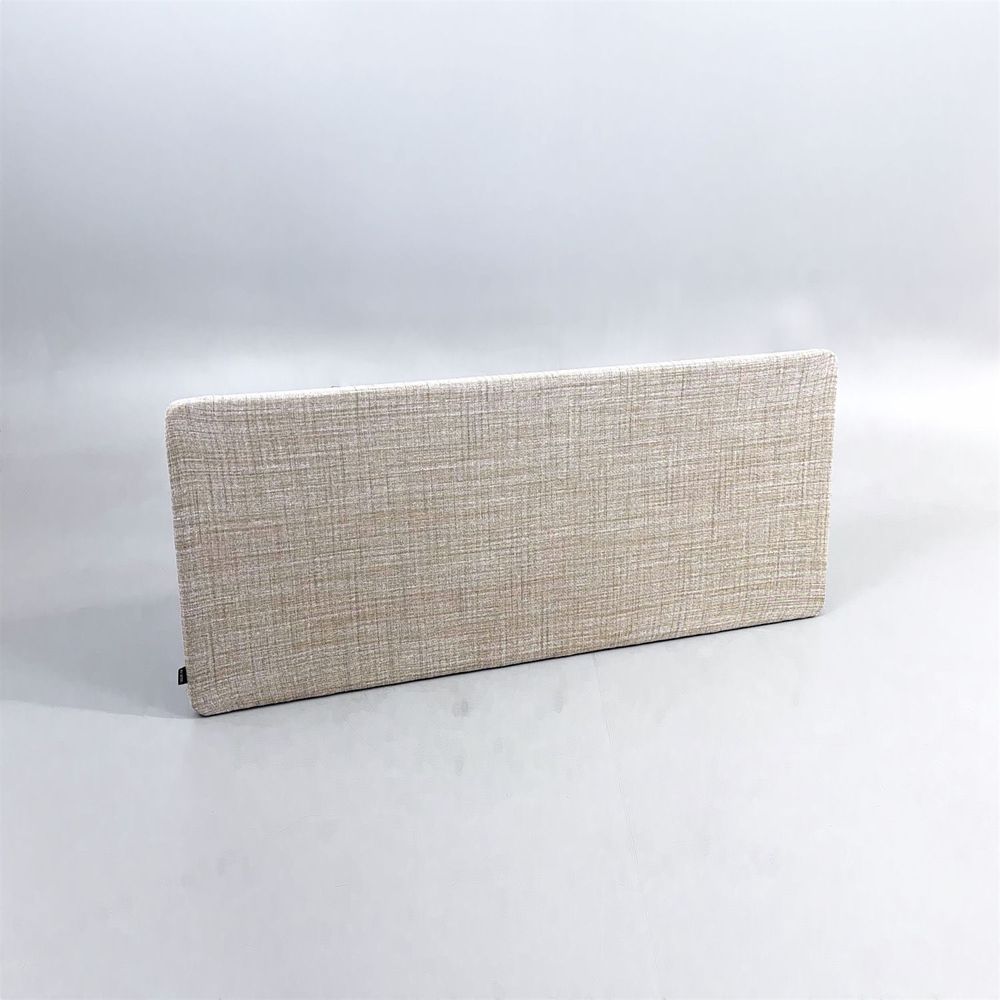 Begagnad bordsskärm i beige tyg. Mått: bredd 140 cm höjd 60 cm. 
