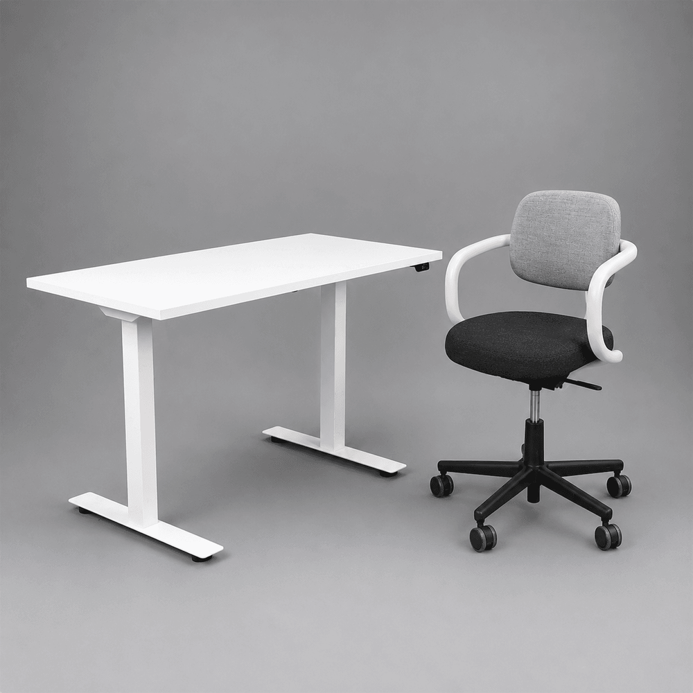 Begagnad kontorsgrupp med kontorsstol Allstar från Vitra i grått samt höj och sänkbart skrivbord från Lotus i vitt. Bredd 120 cm, djup 60 cm, justerbar höjd 70 - 120 cm.