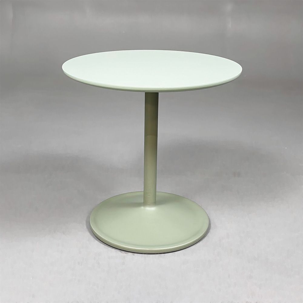 Begagnat runt soffbord Soft Side Table från Muuto i ljusgrönt. Mått: diameter 48 cm och höjd 48 cm. 