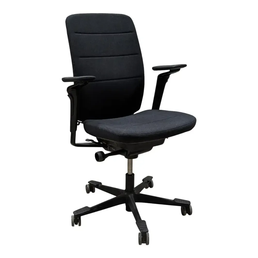 Begagnad kontorsstol Capella från Kinnarps i grått. Mått: Höjd 97 cm, Bredd 70 cm, Djup 70 cm, justerbar sitthöjd 44-58 cm. 