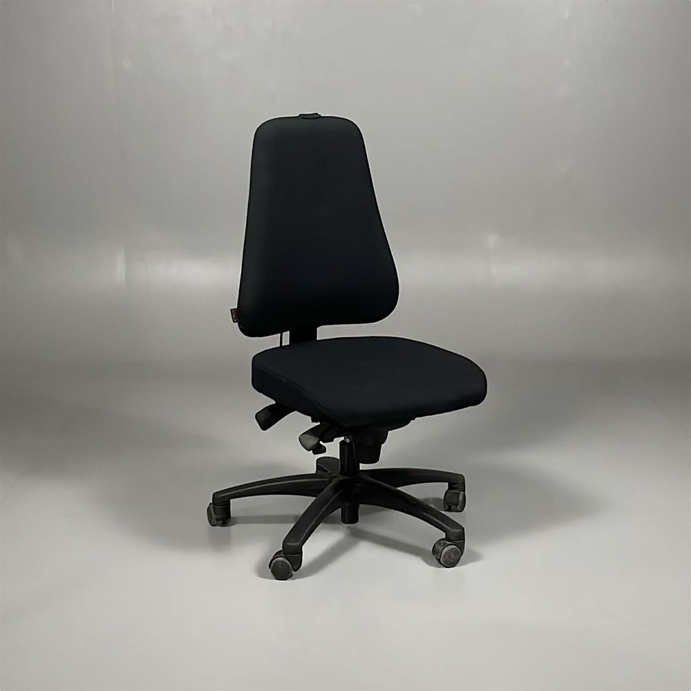 Begagnad kontorsstol modell 6340 från Lanab Group. I svart tyg med justerbart rygg- och sittdjup för optimal komfort. 
