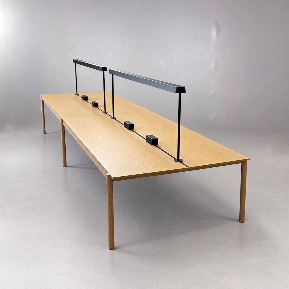 Begagnat konferensbord från Muuto i ek med integrerade LED-armaturer, eluttag och anslutningspunkter. Mått: Bredd 480 cm, Djup 140 cm, Höjd 72 cm. 
