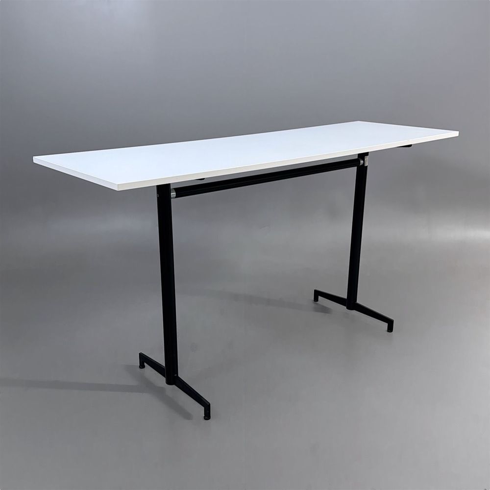 Begagnat barbord med vit bordsskiva och svart stativ. Mått: Bredd 210 cm, Djup 70 cm, Höjd 108 cm. 