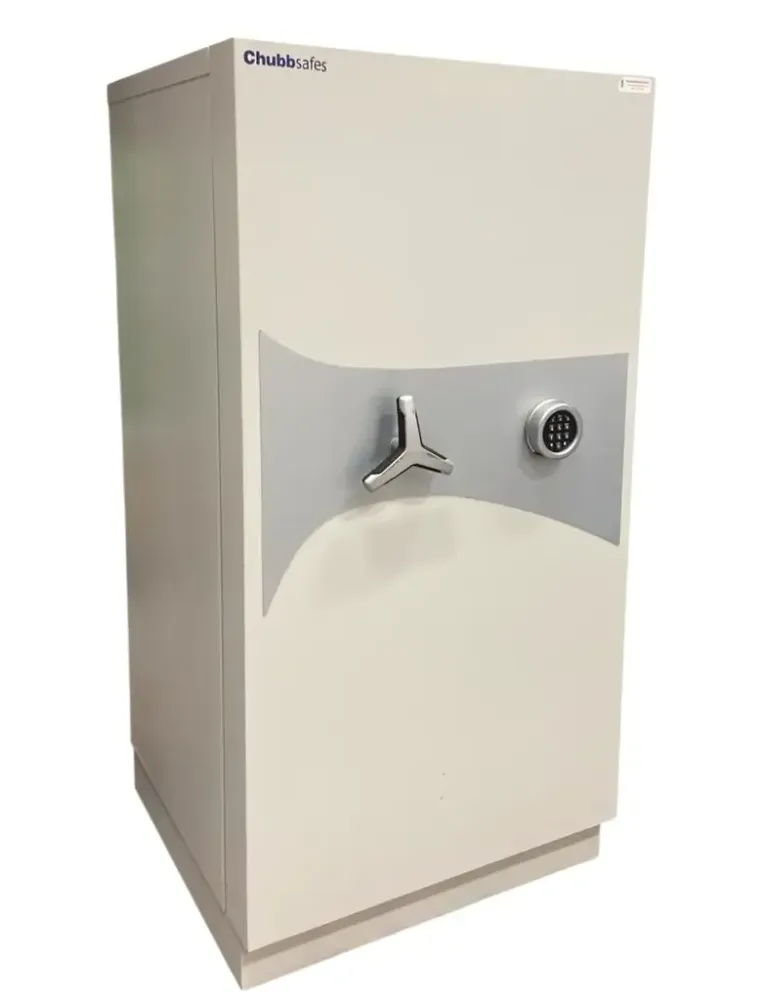 Begagnat grått säkerhetsskåp från Chubbsafes med digitalt kodlås. Mått: Höjd 147 cm, Bredd 74.5 cm, Djup 72 cm. 