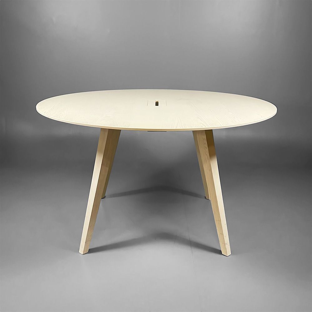Begagnat projektbord från Ragnars, modell E5 Work Meeting. Med rund bordsskiva, helt i  askmaterial, integrerade kabelluckor för sladdhantering. Mått: diameter 160 cm, höjd 90 cm. 