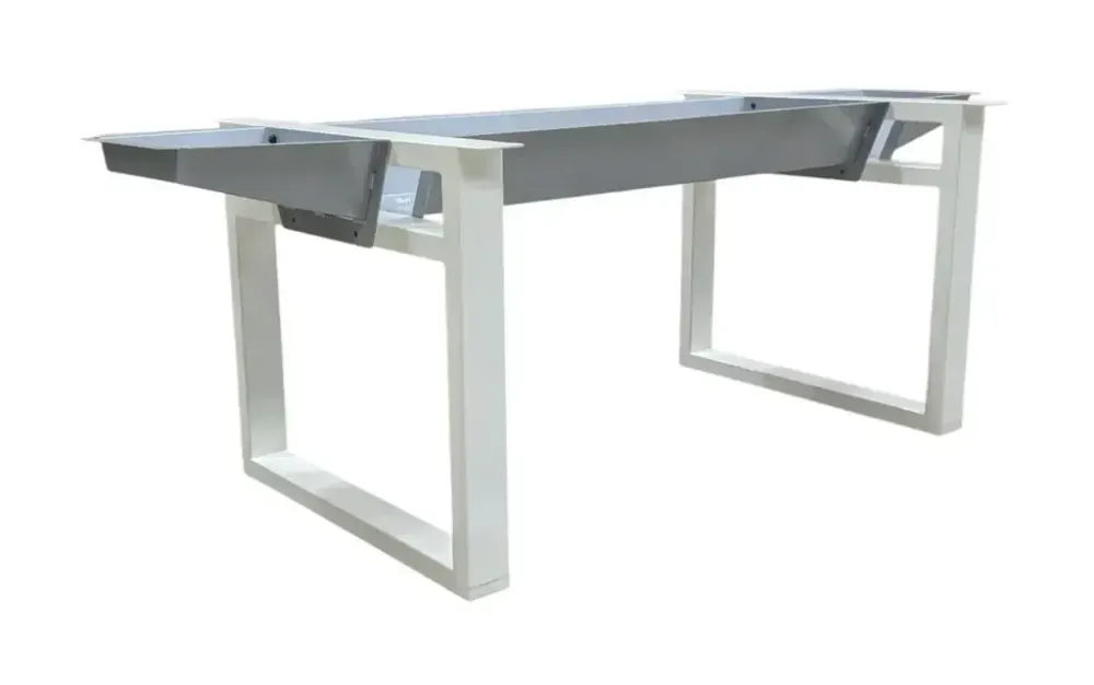 Begagnat konferensbordsstativ i vit/grå färg. Mått: Höjd 68 cm x Bredd 194 cm x Djup 84 cm.