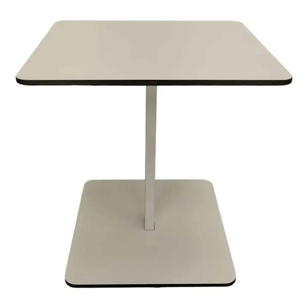 Begagnat soffbord från Karl Andersson & Söner, modell Ponoq. I vit färg med svart kant, pelare i vit lackerad metall. Mått: Höjd 40,5 cm x Bredd 40 cm x Djup 35 cm.