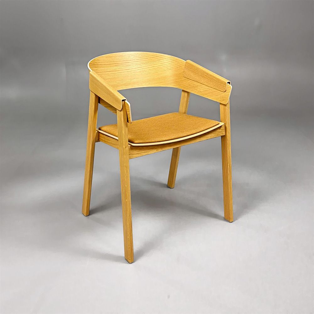 Begagnad Muuto Cover Armchair i ek med ljusbrun klädd sits, armstöd och rundad rygg. Bredd 56,5 cm, djup 46 cm och höjd 76 cm.