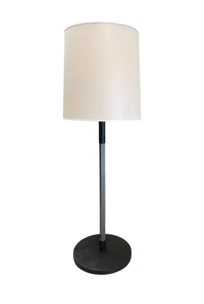 Begagnad golvlampa Kidman 2 från Meridiani med vit skräm och svart stativ. Mått: Höjd 178 cm, bredd 60 cm och djup 60 cm. 