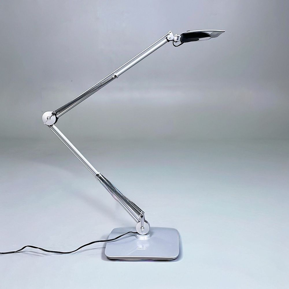 Begagnad Skrivbordslampa Split från Glamox Luxo i grått. Mått: Bredd 21 cm, Djup 58 cm, Höjd 80 cm. 